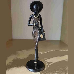 AfricanArt dame in bruine jurk en tas