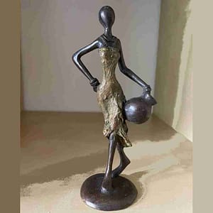 dame in gouden jurk
